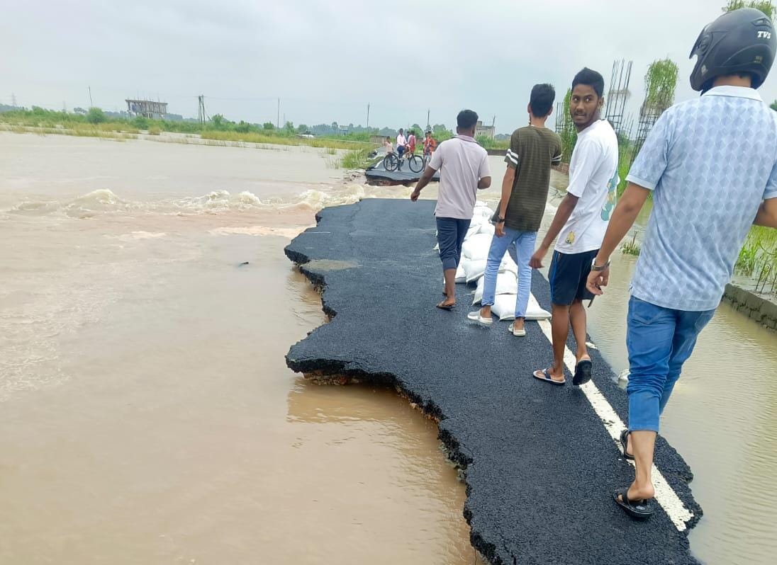 गौरीचक में बाढ़ का कहर, सड़क टूटी तो थम गया गांवों का संपर्क, तेज बहाव के बीच जान जोखिम में डालकर गुजर रहे लोग