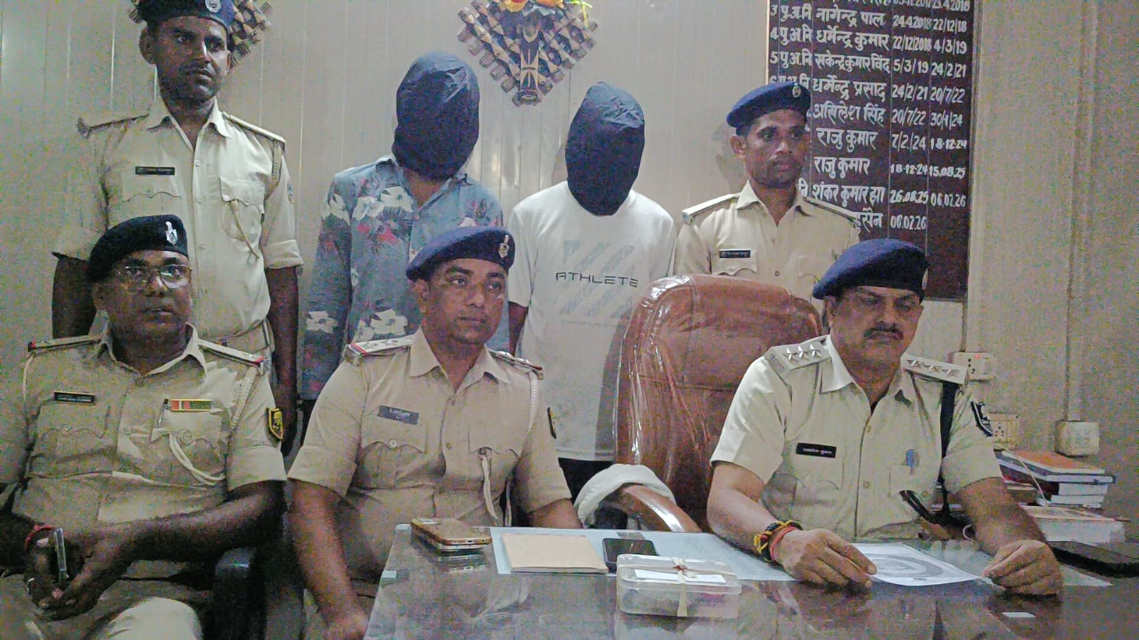 घर का ताला तोड़कर आभूषण व नकदी चोरी के मामले में दो गिरफ्तार
