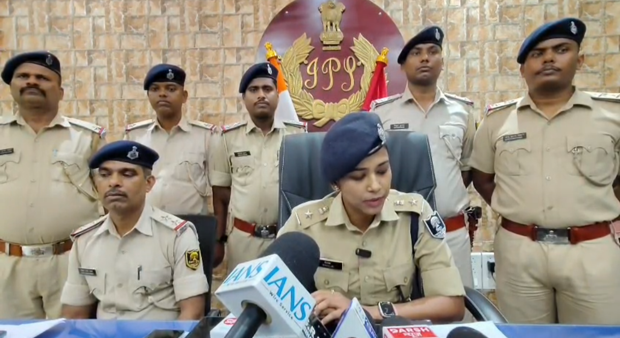 हवाई फायरिंग और पिस्टल लहराकर दहशत फैलाने के आरोप में दो गिरफ्तार