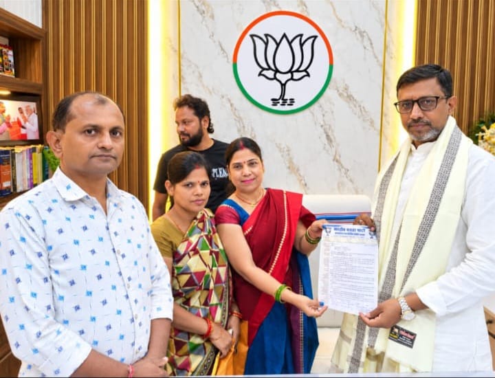 शिक्षकों की मांग विधानसभा तक पहुंचाने की पहल, विधायक रत्नेश कुशवाहा को सौंपा ज्ञापन