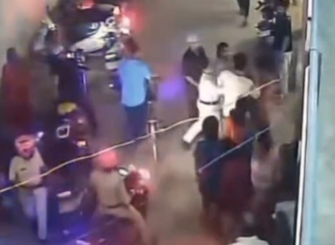 पुलिस दीदी से किया मारपीट, CCTV में कैद वारदात