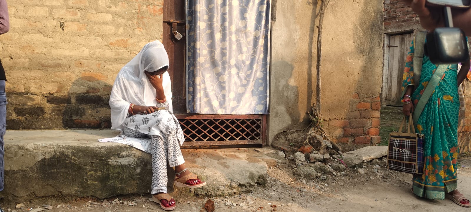 शादी के बाद पत्नी को घर से भगाने का आरोप, ससुराल पहुंची महिला तो फरार मिले पति व परिजन